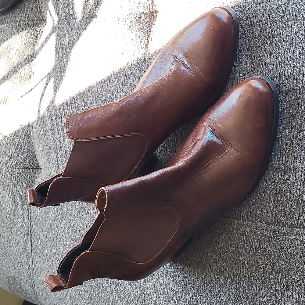 Perfect cognac leather Chelsea boots. Size 38